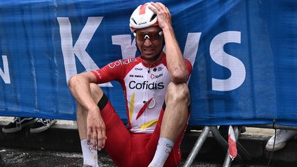 La déception de Pierre-Luc Périchon (Cofidis) à l'arrivée de la 16e étape du Tour de France 2021, le 13 juillet. (ANNE-CHRISTINE POUJOULAT / AFP)