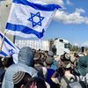 Des manifestants cherchent à bloquer un camion chargé d'aide humanitaire en route pour Gaza au poste frontière de Kerem Shalom (sud d'Israël), le 31 janvier 2024. (PIERRE-LOUIS CARON / FRANCEINFO)