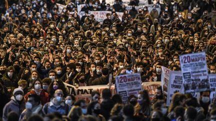 Une manifestation contre la répression policière à Athènes (Grèce), le 11 mars 2021. (LOUISA GOULIAMAKI / AFP)
