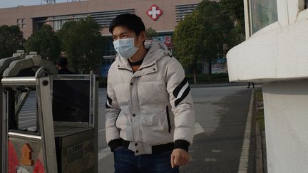 Un homme quitte un centre médical de Wuhan (Chine), le 12 janvier 2020, où est hospitalisé une personne morte des suites d'un premier cas de pneumonie chinoise. (NOEL CELIS / AFP)