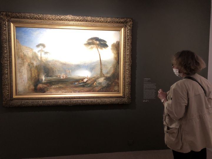 "C’est extraordinaire" s’extasie Françoise, rencontrée devant la grande huile Le Rameau d’or (1834). "Ce n'est pas tous les jours qu'on peut aller à Londres", plaisante-t-elle. Toutes les oeuvres de l'exposition ont été prêtées par la Tate Britain de Londres.&nbsp; (Manon Botticelli / Franceinfo Culture)