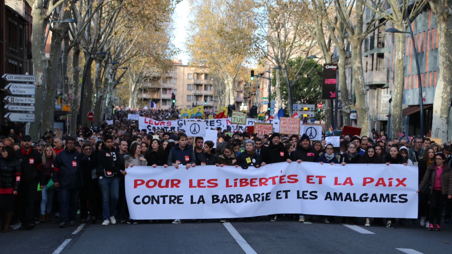 Attentats De Paris : Une Marche En Hommage Aux Victimes à Toulouse