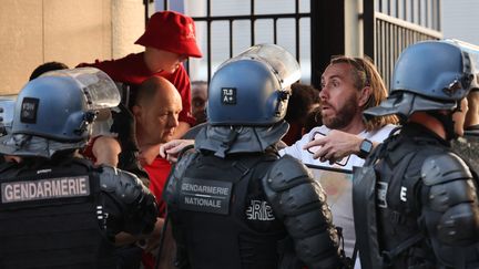 La police fait face à des supporters de Liverpool avant la finale de la Ligue des champions au stade de France. (THOMAS COEX / AFP)