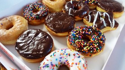 Un assortiment de donuts, sorte de beignets en forme d'anneau, généralement glacés voire fourrés (photo d'illustration). (EVA HAMBACH / AFP)