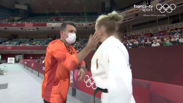 L'entraîneur de l'Allemande Martyna Trajdos a une drôle de façon de motiver sa judokate. Deux gifles pour bien entrer dans le combat. Malheureusement, ça n'aura pas suffit pour battre la Hongroise Szofi Ozbas.