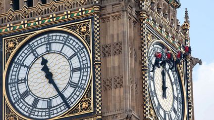 Des ouvriers nettoient les cadrans de l'horloge de Big Ben &agrave; Londres (Royaume-Uni), le 18 ao&ucirc;t 2014. (REX / SIPA)