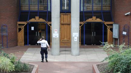 Un policier au tribunal de Bobigny (Seine-Saint-Denis), le 20 avril 2020. (LUDOVIC MARIN / AFP)