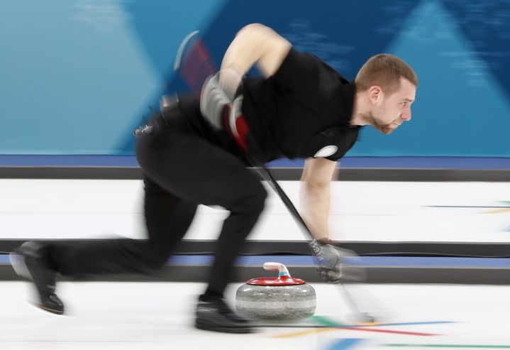 Le curleur russe&nbsp;Alexander Krushelnitsky lors de l'épreuve mixte aux Jeux olympiques de Pyeongchang (Corée du Sud), le 12 février 2018.&nbsp; (CATHAL MCNAUGHTON / REUTERS)