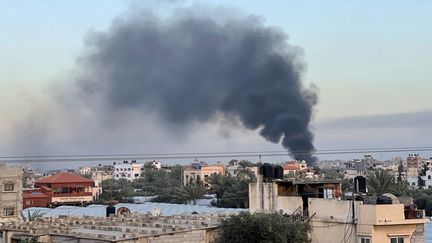 De la fumée s'élève à Deir al-Balah, dans le centre de la bande de Gaza, lors de bombardements israéliens, le 10 janvier 2024. (AFP)