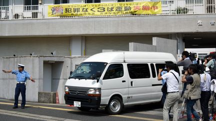 Le v&eacute;hicule emmenant la principale suspecte du meurtre d'une adolescente de 15 ans &agrave; Sasebo au Japon, le 28 juillet 2014. (JIJI PRESS / AFP)