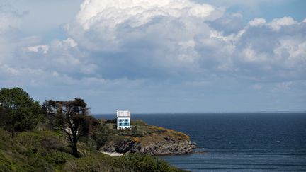 Une maison à Belle-île-et-Mer dans le Morbihan, le 19 mai 2021. (LOIC VENANCE / AFP)