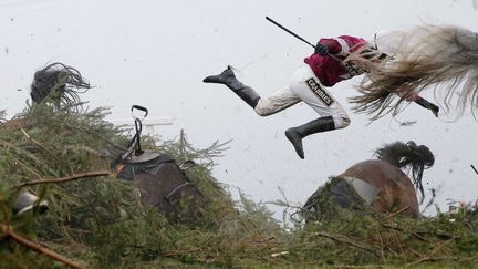 Sports, premier prix.&nbsp;
Dans cette photo lors de la course hippique de steeplechase "Grand National", Tom Jenkins capture la chute de la jockey Nina Carberry de son cheval Sir Des Champs. Cette course annuelle, sur près de sept kilomètres, est persemée de 30 obstacles. Depuis sa première édition en 1839, plusieurs chevaux ont été blessés mortellement, et un jockey&nbsp;est décédé de ses blessures en 1870. (TOM JENKINS/AP/SIPA / AP)