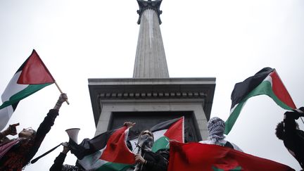 Des manifestants défilent à Londres, le 21 octobre 2023, pour réclamer "la fin de la guerre à Gaza". (DAVID CLIFF / AP)