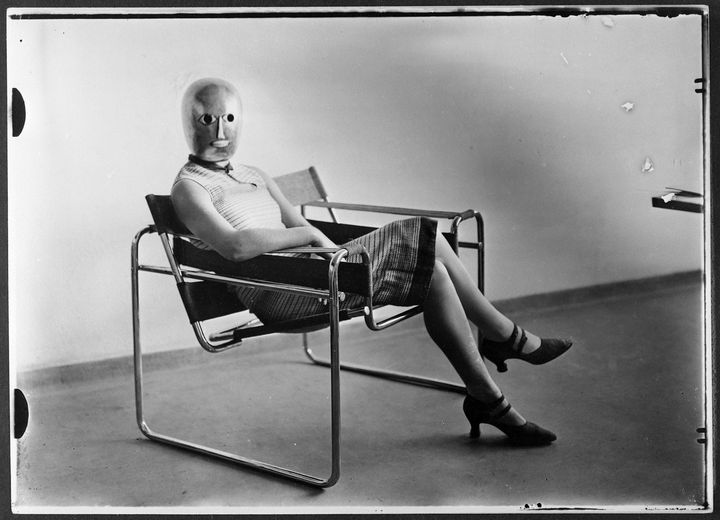 Erich Consemüller, "Scène du Bauhaus : inconnue au masque dans un fauteuil tubulaire de Marcel Breuer portant un masque d'Oskar Schlemmer et une robe de Lis Beyer, 1926
 (Bauhaus-Archiv Berlin)