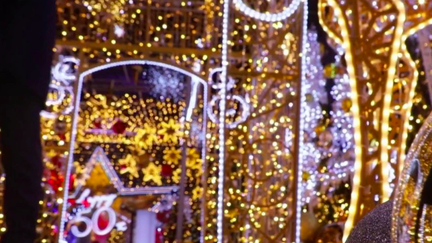 La majorité de ces décorations de Noël sont fabriquées à Apte, dans le Vaucluse, par une entreprise familiale qui emploie une centaine de personnes et fournit 70 % des villes françaises. Ce sont d'ailleurs eux qui ont décoré les Champs-Élysées cette année. (France 2)