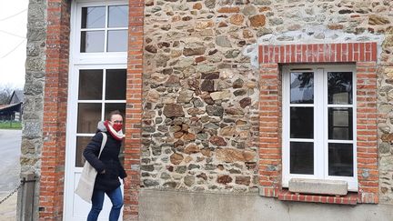 Marion Détais, militante La France insoumise, devant l'une des mairies visitées dans l'ouest de la Mayenne pour obtenir des parrainages, janvier 2022. (AGATHE MAHUET / RADIO FRANCE)