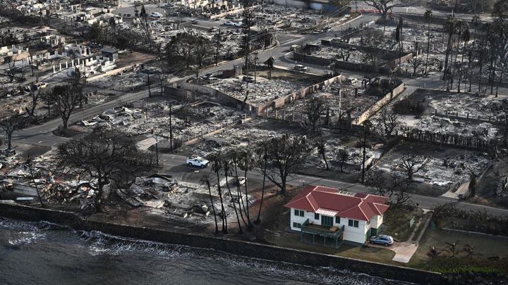 Une maison parmi les ruines de la ville de Lahaina, Hawaï, États-Unis, le 10 août 2023. (PATRICK T. FALLON / AFP)