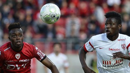 Le d&eacute;fenseur de Dijon Abdoulaye Bamba (&agrave; gauche) et le milieu de Nancy, Abdou Coulibaly, s'affrontent lors d'un match de Ligue 2 &agrave; Dijon (C&ocirc;te-d'Or), le 22 mai 2015. (JEFF PACHOUD / AFP)