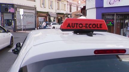 La hausse des prix des carburants est toujours un casse-tête pour le gouvernement qui cherche encore la solution. Cette hausse concerne notamment les professionnels des auto-écoles. (CAPTURE ECRAN FRANCE 3)