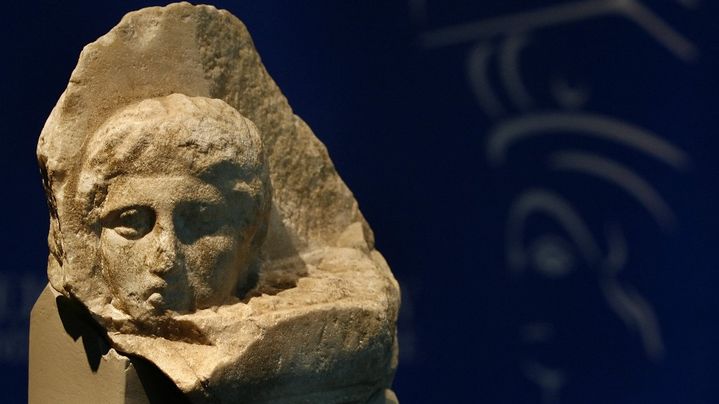 Tête en marbre, fragment du Parthénon restitué au Musée Acropolis d'Athènes en 2008 par le Vatican. (ARIS MESSINIS / AFP)