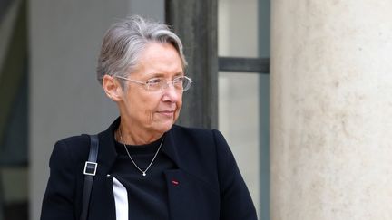 La ministre du Travail Elisabeth Borne devant l'Elysée, à Paris, le 2 mars 2022. (LUDOVIC MARIN / AFP)