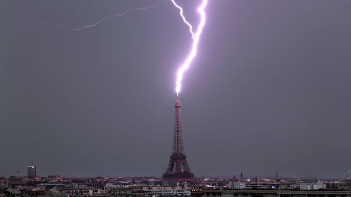 A Paris, la tour eiffel foudroy&eacute;e, le 27 juillet 2013 (BERTRAND KULIK / SIPA)