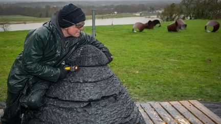 Andy Goldsworthy, au travail sur son "cairn" en ardoise, à Chaumont-sur-Loire en février 2016.
 (Guillaume Souvant / AFP)