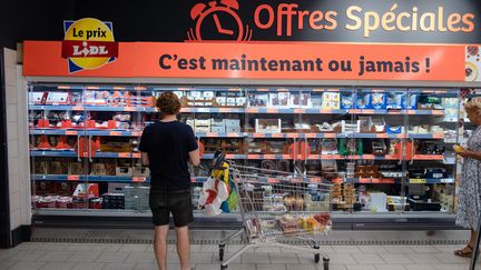 Des clients d'un supermarché Lidl, à Biscarosse (Landes), le 29 juin 2022.&nbsp; (VALENTINO BELLONI / HANS LUCAS / AFP)