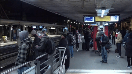 Au dixième jour de la mobilisation contre la réforme des retraites, les transports publics demeurent perturbés. À Paris, les usagers sont partagés entre lassitude et compréhension du mouvement de grève. (France 2)