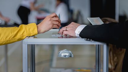 Un bureau de vote à Montréal pour les Français résidant au Canada, samedi 25 mai 2019. (DAVID HIMBERT / HANS LUCAS)