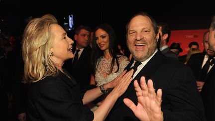 Le producteur Harvey Weinstein, accusé d'agressions sexuelles, a participé au financement de plusieurs campagnes politiques des démocrates, dont celles d'Hillary Clinton, ici en 2012. (LARRY BUSACCA / GETTY IMAGES NORTH AMERICA)