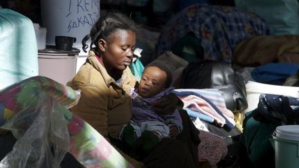 Une mère et son enfant déplacés par la violence xénophobe dans un camp de fortune se trouvent dans un commissariat de police à Johannesburg, en Afrique du Sud. Photo d’archives, juin 2008.&nbsp; &nbsp; (© HCR/James Oatway)