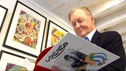 Albert Uderzo et sa biographie dans les bras
 (France3/Culturebox)