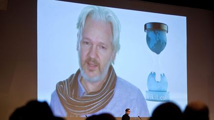  (Un message vidéo d'Assange diffusé au congrès du "chaos de la communication" © maxppp)