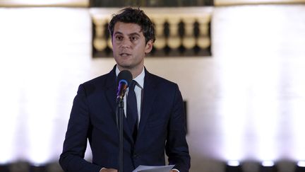 Le ministre de l'Education, Gabriel Attal, devant son ministère, le 13 octobre 2023. (GEOFFROY VAN DER HASSELT / AFP)