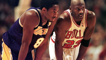 Michael Jordan et Kobe Bryant s'étaient affrontés à quelques reprises lorsqu'ils étaient joueurs.  (VINCENT LAFORET / AFP)