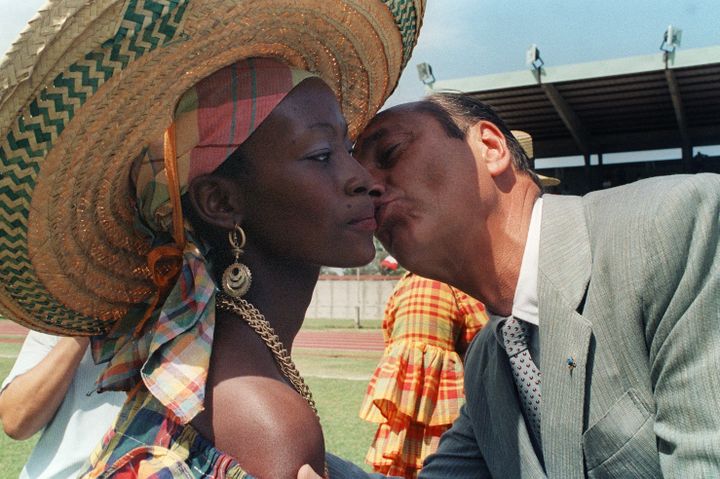 Lors de ce même voyage, Jacques Chirac embrasse une habitante de&nbsp;Bouillante, en Guadeloupe, le 11 septembre 1987. (GERARD MALIE / AFP)