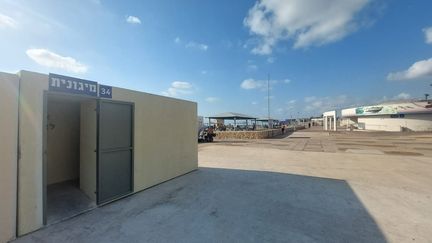 Un abri antiaérien sur la plage de Nahariya, en Israël, près de la frontière avec le Liban. (ERIC AUDRA / RADIOFRANCE)