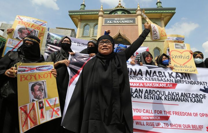 Des manifestants appellent au boycott de produits français et de marques françaises, à Medan (Indonésie), le 30 octobre 2020. (KIKI CAHYADI / ANADOLU AGENCY / AFP)