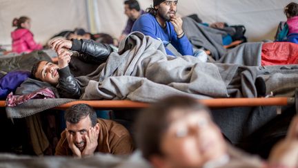 Des migrants ont trouvé refuge dans l'une des tentes communes du camp d'Idomeni après une forte pluie, le 4 mars 2016.&nbsp; (MICHAEL KAPPELER / DPA)