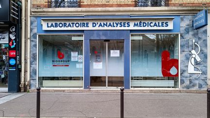 Un laboratoire d'analyses médicales à Paris, le 6 mars 2024. (RICCARDO MILANI / AFP)