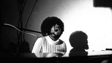  (Billy Preston au clavier et au micro en 1971, peu après la fin de son aventure avec les Beatles © Heinrich Klaffs / Creative Commons.)