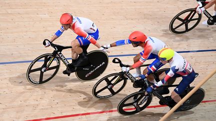 Benjamin Thomas (à gauche) et Donovan Grondin sur la course à l'américaine des Jeux olympiques de Tokyo.&nbsp; (PETER PARKS / AFP)