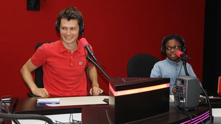 Le spécialiste de la mémoire, Sébastien Martinez, au micro de franceinfo junior, depuis un studio de Radio France. Il répondait à des questions d'élèves de CM2. (FRANCEINFO / RADIO FRANCE)