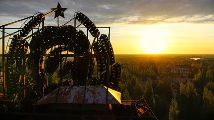 Le soleil se l&egrave;ve sur les ruines de Tchernobyl (Ukraine), le 7 mai 2014. (ROLAND VERANT / SIPA / CATERS NEWS AGENCY)