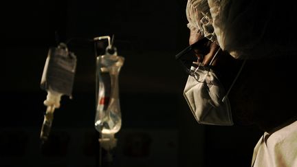 Un chirurgien observe une perfusion d'un malade du Covid-19 dans un hôpital de Rio de Janeiro (Brésil), le 22 juin 2020. (Photo d'illustration) (CARL DE SOUZA / AFP)