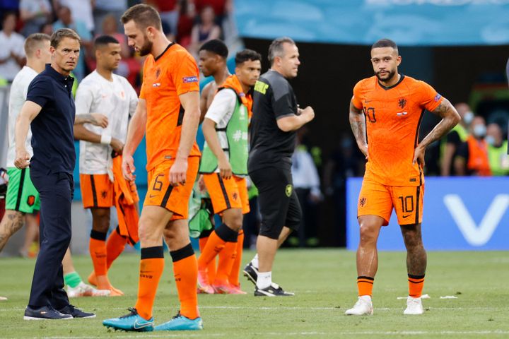 Memphis Depay déçu après la défaite des Pays-Bas face à la République tchèque en huitième de finale de l'Euro 2021, le 27 juin à&nbsp;Budapest (BERNADETT SZABO / AFP)