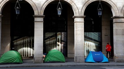 Des tentes de personnes sans-abri, rue de Rivoli, à Paris, le 21 avril 2020. (THOMAS COEX / AFP)