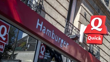 L'enseigne d'un restaurant Quick, le 29 septembre 2015, à Paris. (CITIZENSIDE / YANN KORBI / AFP)