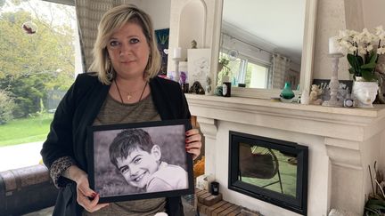 Laetitia avec une photo de son fils Ewan, 12 ans. (AURORE RICHARD / FRANCEINFO)